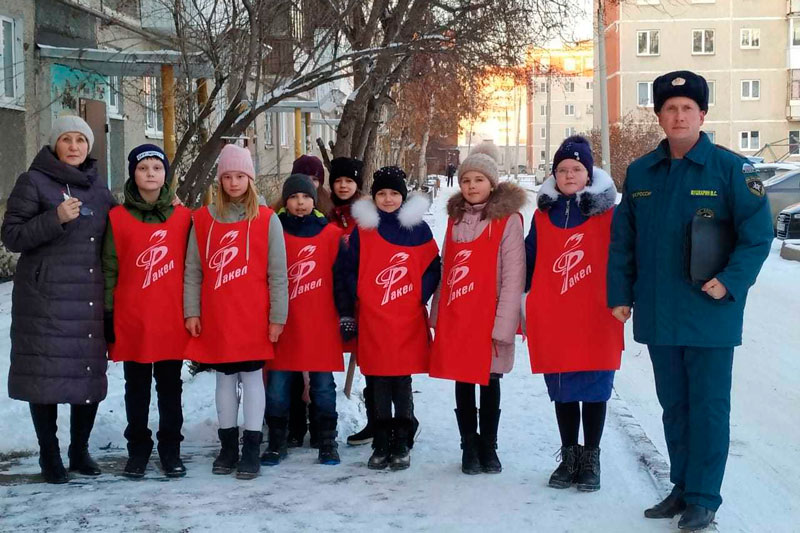 Юные пожарные — жителям Каменска-Уральского: меры безопасности надо соблюдать не только в жилье, но и на водоемах, где лед...