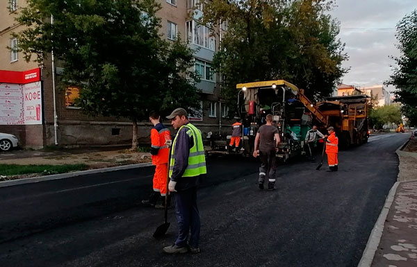Просят горожан немного потерпеть: дорожники в Синарском районе Каменска-Уральского укладывают верхний слой асфальта на нескольких улицах