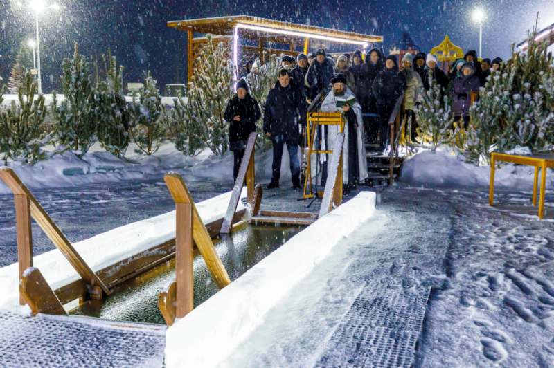 СинТЗ организовал для горожан Крещенские купания | Традиция СинТЗ: купания в проруби на Крещение