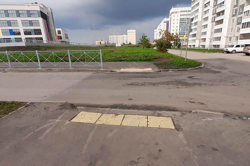 Забор снесли, а «зебры» пока нет: в Каменске-Уральском устранили ошибку — пешеходы в переулке Ученическом упирались в ограду...