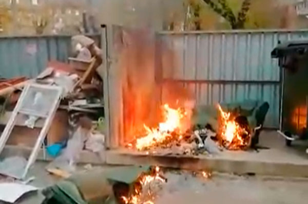 На мусорной площадке у дома по пр. Победы в Каменске-Уральском вспыхнул и полностью сгорел евроконтейнер — мужчина оттащил его подальше...