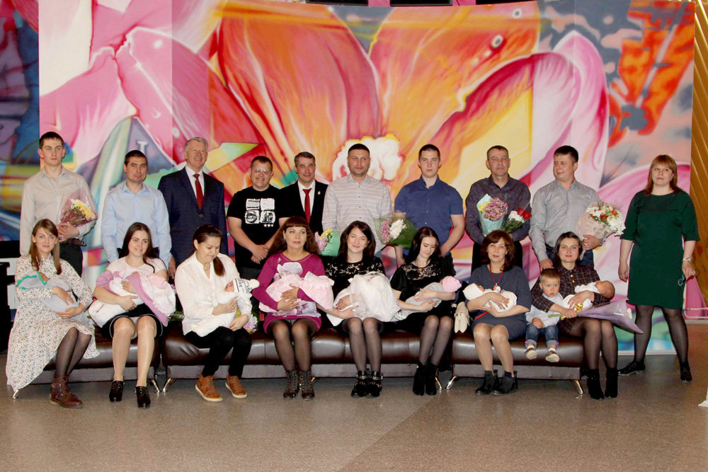 Елизавета, Диана: в Загсе Каменска прошла церемония имянаречения малышей, родившихся на днях. Пришли чиновники. «Это так трогательно...»