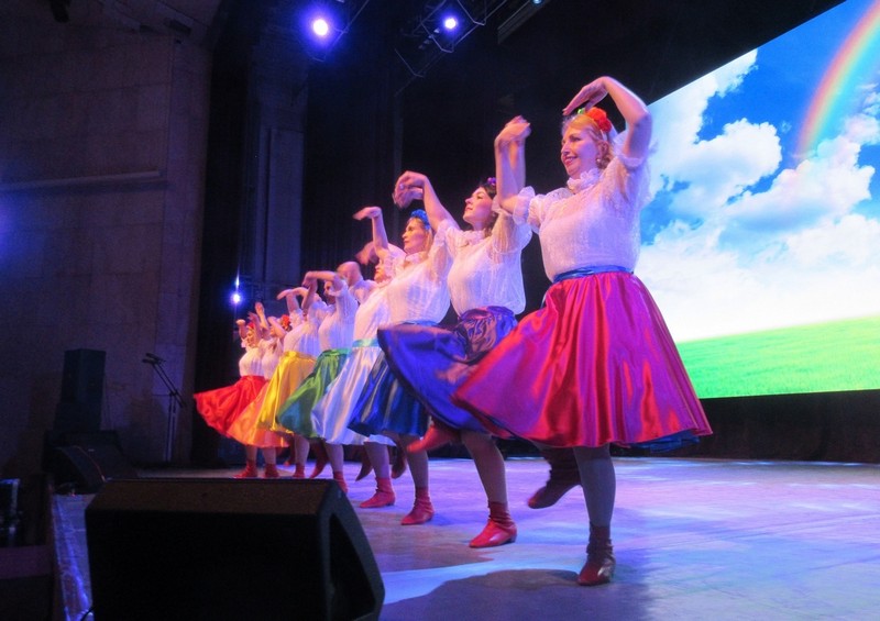 «Зацепило. Правда». Педагоги детских садов Каменска-Уральского — на сцене СКЦ показывают грани своего таланта: поют, танцуют, читают стихи