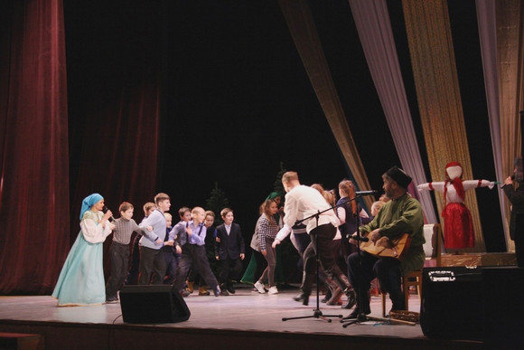 Сжигание чучела, леденцы для детей, но не все как обычно: Масленицу в Каменске-Уральском встречали под «Солнцеворот» с диалогами и танцами