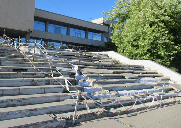 Капремонт необходим давно. На подиум СКЦ депутаты Каменска-Уральского направили 8 млн руб. из бюджета, а через год починят ступени...