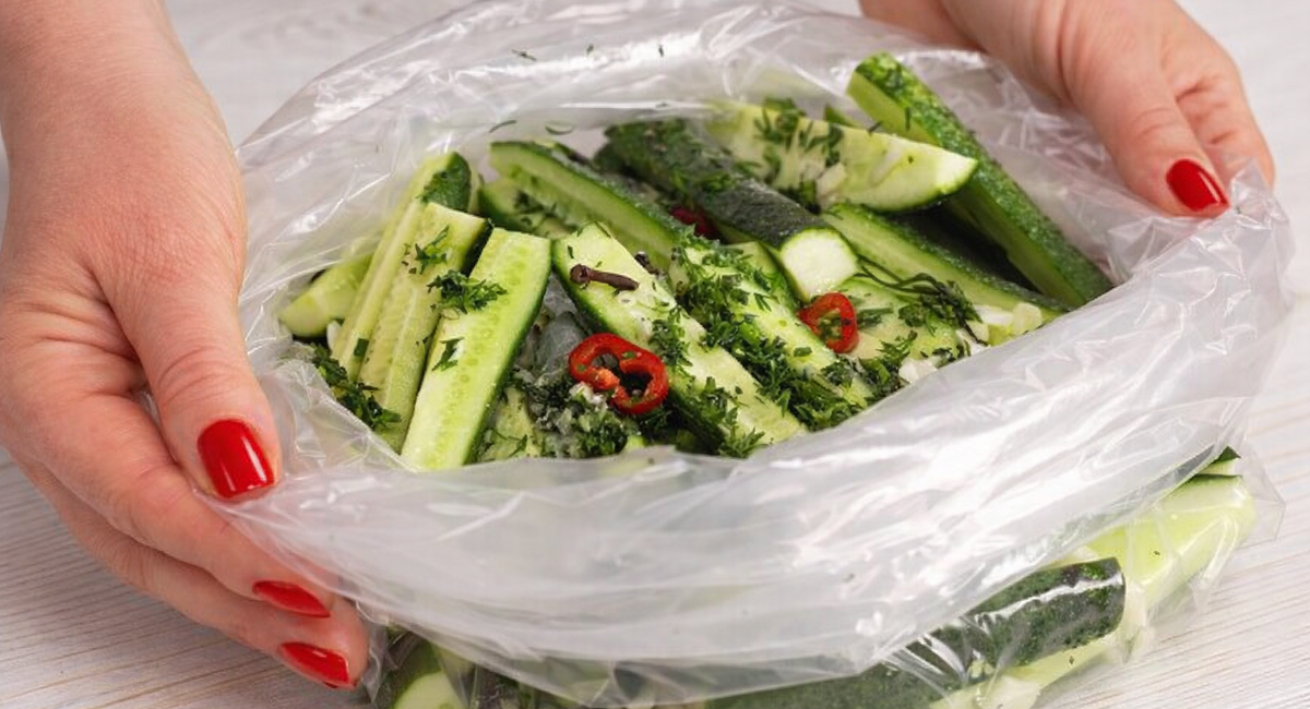 Солить огурцы в банках — не эталон: теперь солю в пакетах — хрустят через 3 дня и место в холодильнике экономлю