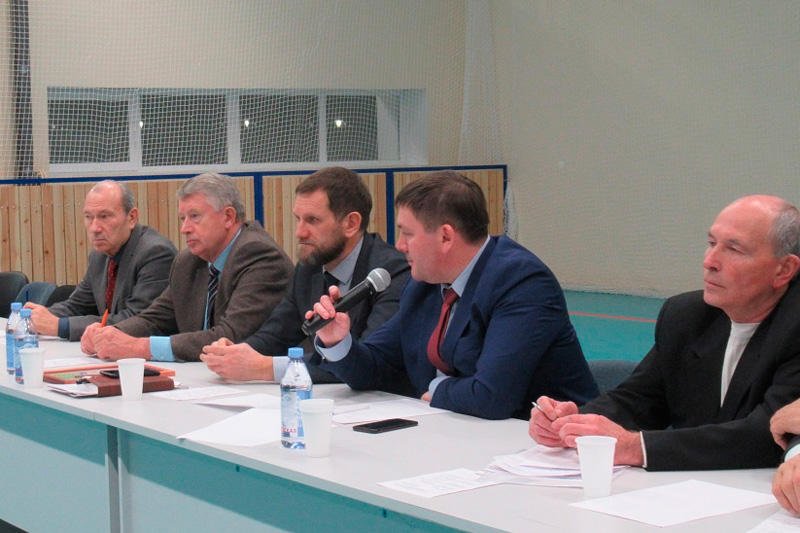 Чиновники встретились с теми, кто воспитывает в ваших детях спортивный дух. Просят легкоатлетический манеж за четверть миллиарда руб.!