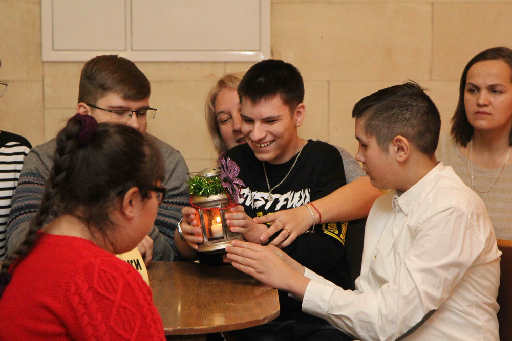 Ребята с ограниченными возможностями здоровья зажгли рождественскую свечу в Каменске-Уральском, а потом их ждала дискотека и чайный стол