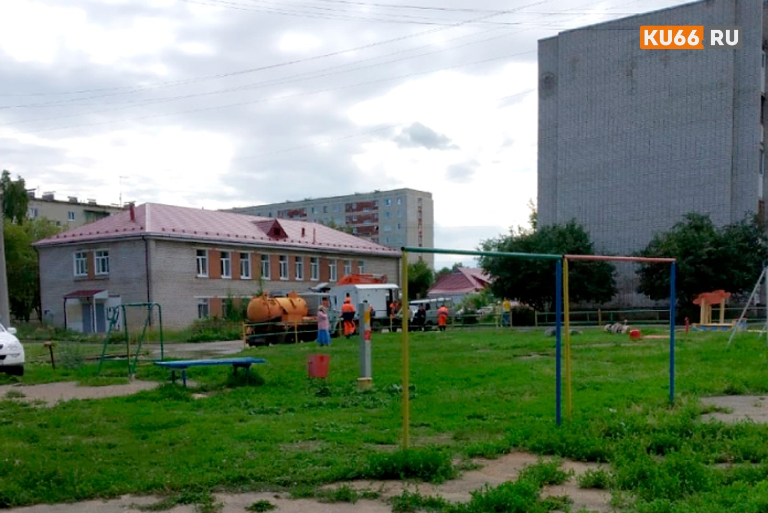 Жители дома по ул. Репина в Каменске дважды за день остались без воды — из-за аварии, а потом из-за водителя. «У меня работа до 19.00» Жители дома по ул. Репина в Каменске дважды за день остались без воды — из-за аварии, а потом из-за водителя. «У меня работа до 19.00»