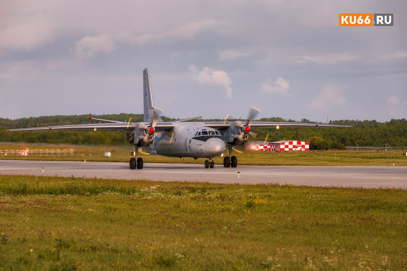 В аэропорту Хабаровска перед вылетом загорелся двигатель самолета Embraer-190
