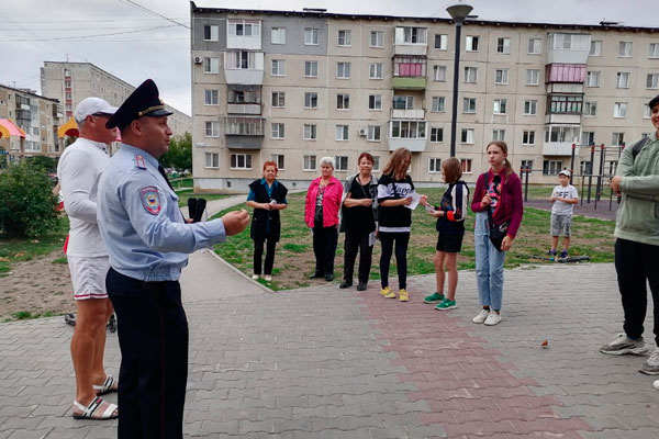 Полицейские в Тимирязевском парке Каменска собрали людей и рассказали им о мошенничестве и необходимости прививаться от "короны"