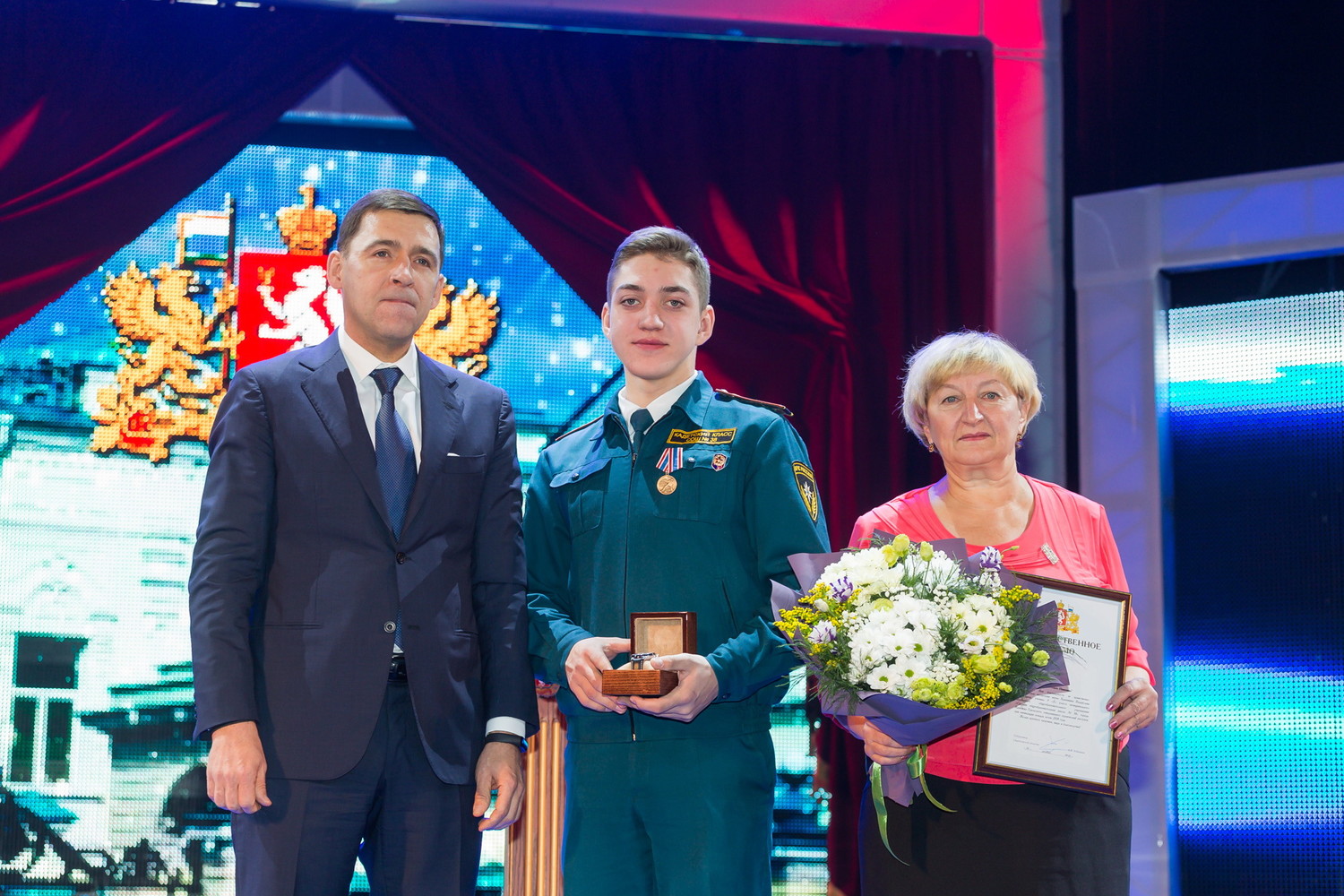 Губернатор со сцены поблагодарил бабушку Влада Крапивина, который этим летом в одиночку боролся с пожаром в саду под Каменском-Уральским