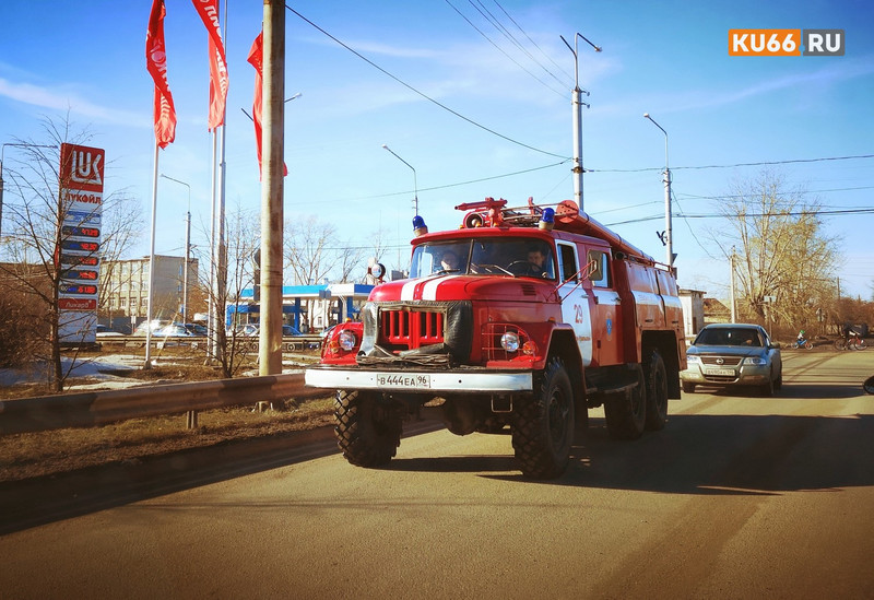 Утром из высотки на ул. Московской в Каменске-Уральском огнеборцы выводили людей — в том числе четверых детей, из-за пожара в квартире