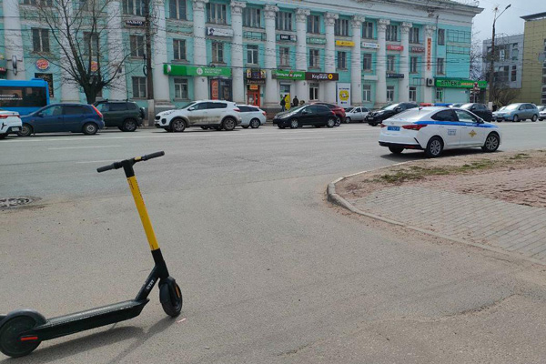 В Твери подросток на электросамокате врезался в Porsche