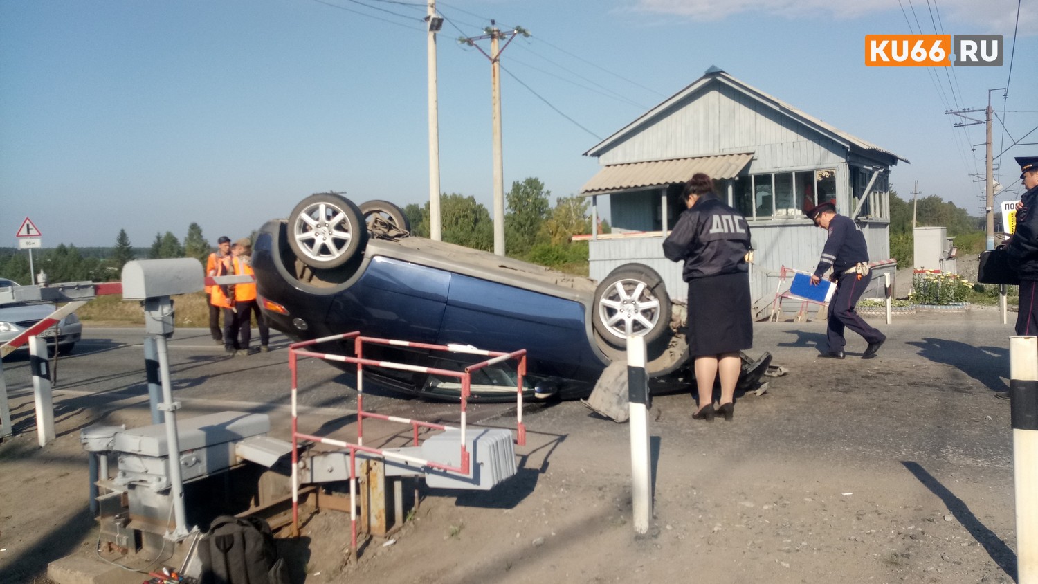 Ехали на работу: за рулем иномарки, блокировавшей утром жд-переезд между Екатеринбургом и Каменском, был полицейский с коллегами