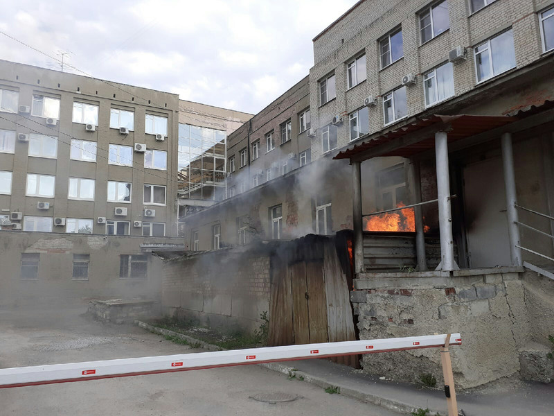 "Наведите у себя порядок". В субботу вечером полыхало здание мэрии Каменска-Уральского, но в официальной сводке МЧС информации нет
