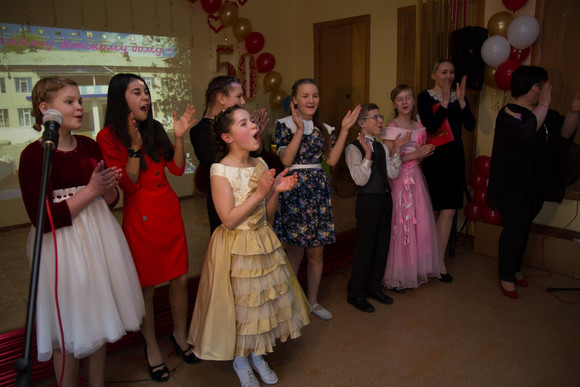 Подарок к юбилею. Синарский трубный завод вручил автомобиль «Лада Ларгус» подшефному детскому дому