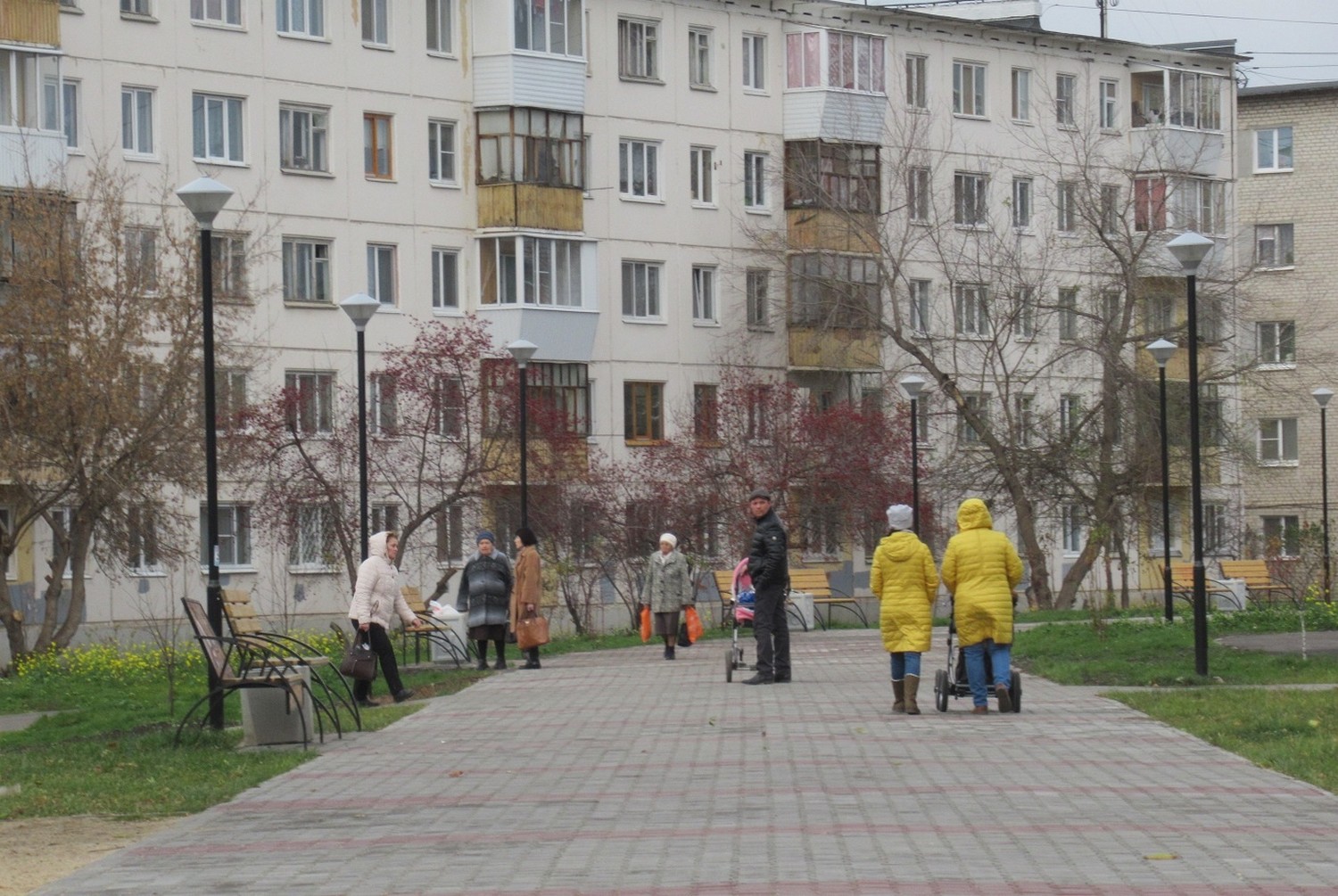 Пьяные компании адаптировали сквер Тимирязева в Каменске для своих встреч. Люди боятся здесь гулять. Мэр Шмыков приехал разбираться