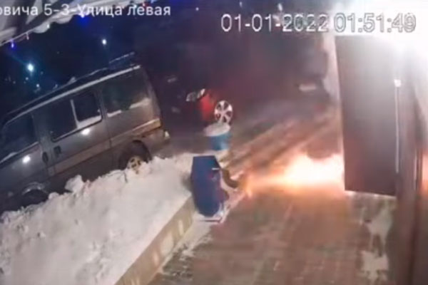 Житель Хабаровска запустил фейерверк в подъезде многоквартирного дома Житель Хабаровска запустил фейерверк в подъезде многоквартирного дома