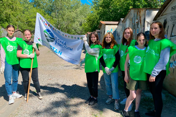 Волонтеры из молодежи убрали две нелегальные свалки в Каменске-Уральском. Работали в рамках областной акции и собрали 40 мешков мусора