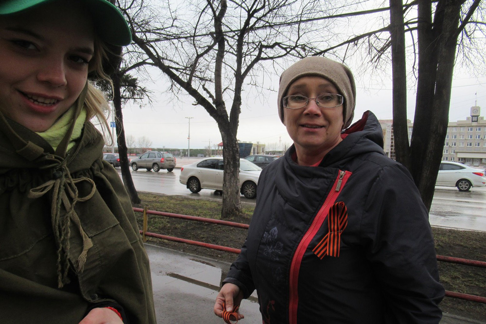 В Каменске-Уральском волонтеры раздавали Георгиевские ленты — символы 9 Мая закупило региональное отделение «Волонтеров Победы»