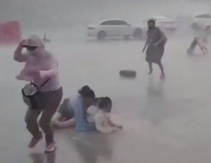 Ветер сносит людей и разрушает дома: что происходило на азиатских курортах 6 и 7 сентября | Супертайфун «Яги» бушует на территории Китая и Вьетнама — есть погибшие