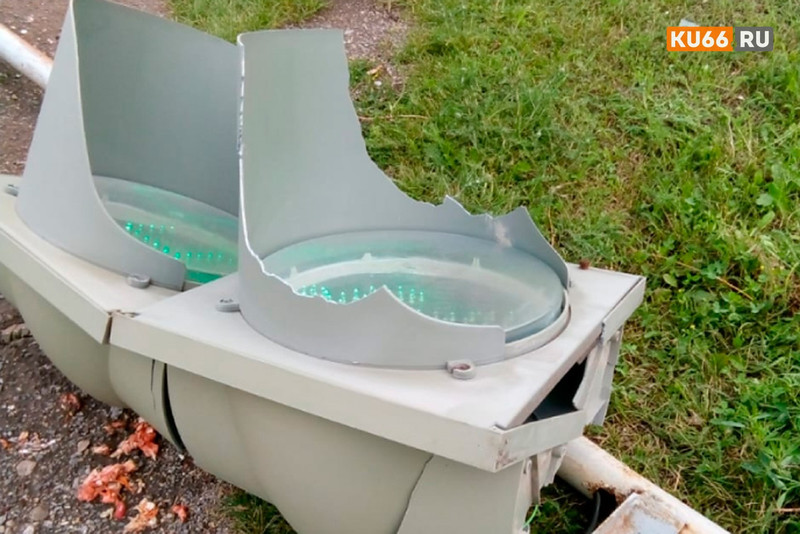 В понедельник поздно вечером на перекрестке в Каменске-Уральском водитель на Вазе сбил светофор и скрылся. Вскоре машину нашли брошенной