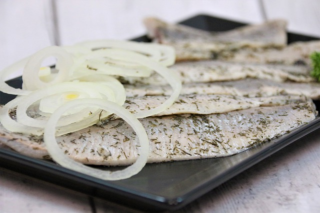 Врач Ковальков рассказал, почему нужно брать селедку только в магазинах