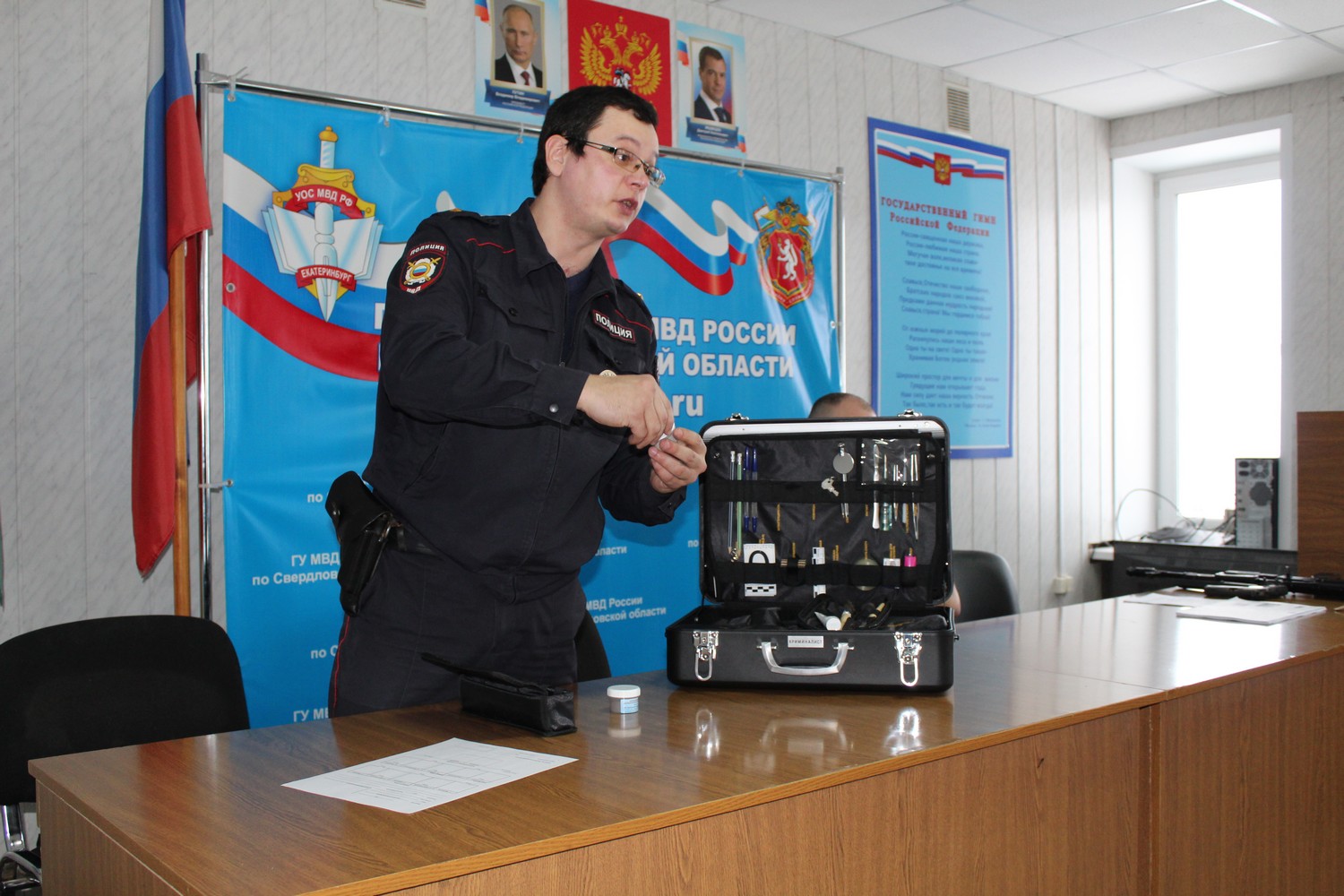 Служебное оружие, СИЗ, комната боевой славы… Студенты техникума пришли к полицейским Каменска-Уральского — осмотреть, как те работают