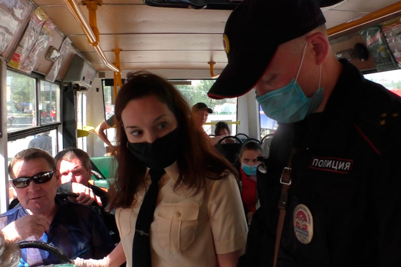 Есть ли антисептик, носят ли маски? Полицейские проверяли водителей автобусов в Каменске-Уральском, заодно грозили пальцем пассажирам...