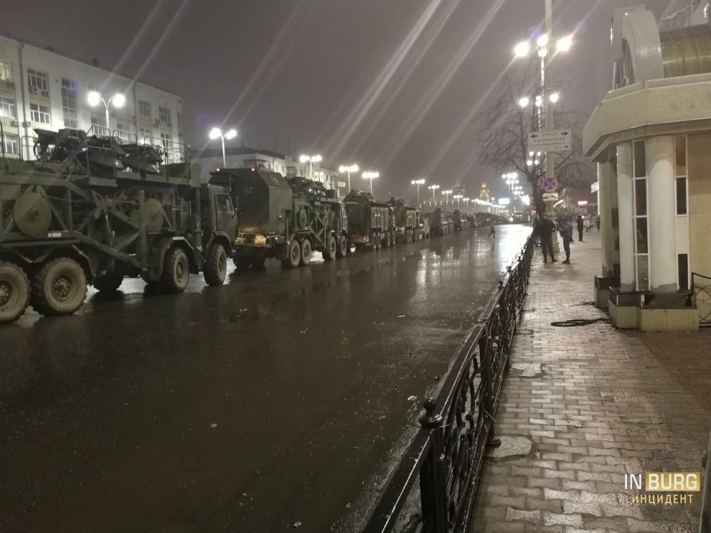 Из-за репетиции парада Победы в Екатеринбурге перекрыли тротуары