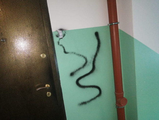 Запрещенные надписи — реклама наркотиков и призывы к экстремизму — появились в подъездах каменских домов. Их нанесли несмываемой краской