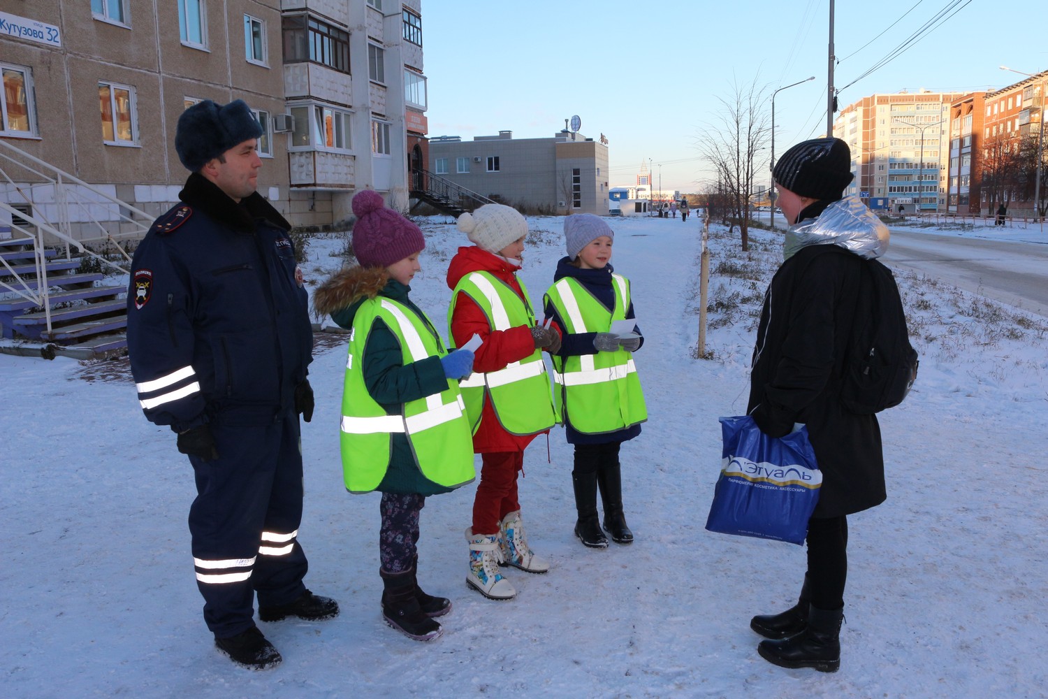 Каменские ЮИДовцы поздравили мам-автомобилисток: раздали наклейки и напомнили, что самый ценный пассажир – это ребенок Каменские ЮИДовцы поздравили мам-автомобилисток: раздали наклейки и напомнили, что самый ценный пассажир – это ребенок