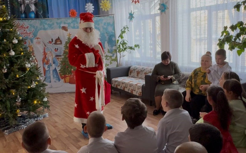 Полицейский Дед Мороз поздравил детей реабилитационного центра Каменского района | Полицейский Дед Мороз посетил детей Каменского района