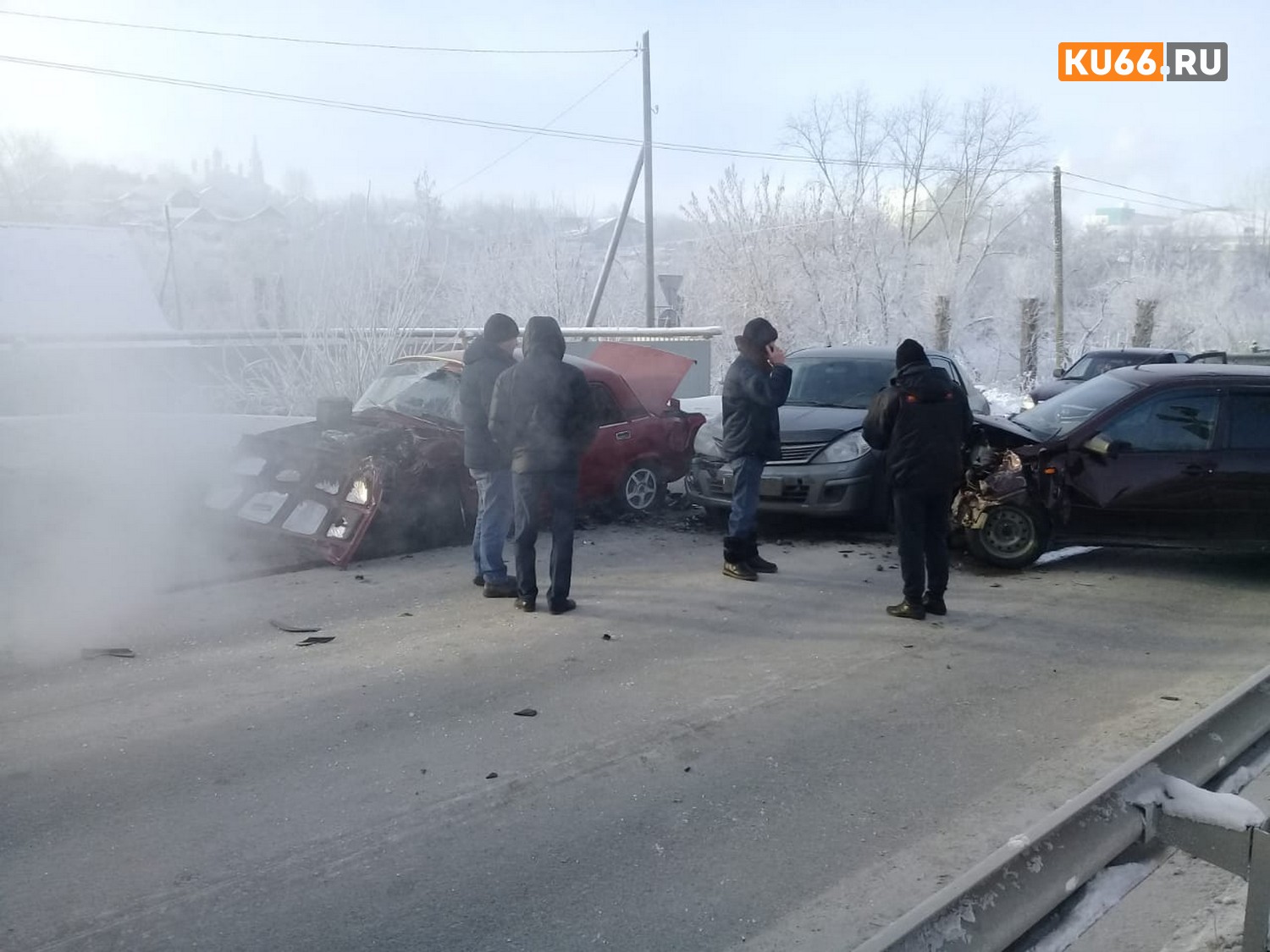 Массовая авария на ул. Ленина в Каменске-Уральском: на мосту сошлись три автомобиля. На место прибыли ГИБДД, пожарные и «скорая»