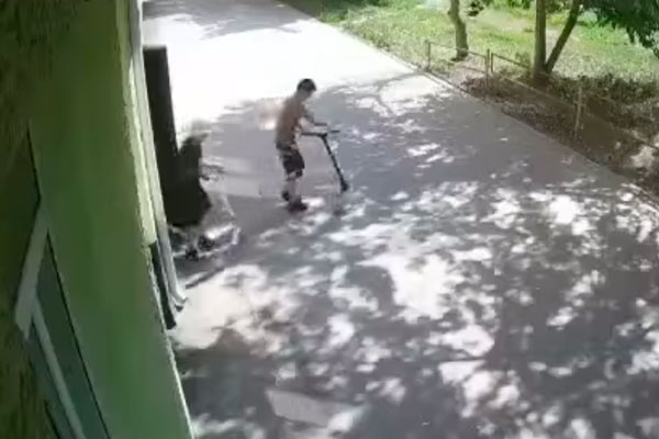 Подростки в Каменске-Уральском из поликлиники угнали два самоката