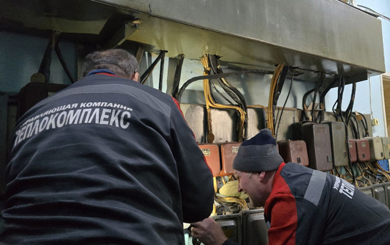 В Каменске-Уральском продолжают проверку приборов учёта тепла и воды в домах | Технические инспекторы Каменска-Уральского проверяют учёт тепла и воды