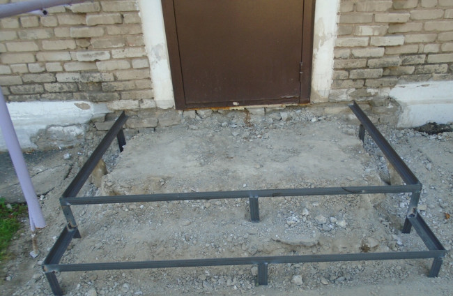 В большом многоквартирнике в Каменске-Уральском начали реконструировать крылечки — старые уже демонтировали, готовят основу для новых