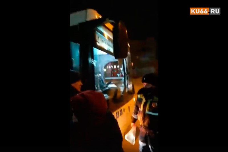 «Премии за опоздание я уже лишилась». Утром ГИБДД остановила автобус с пассажирами в Каменске-Уральском — водитель почему-то тянул время