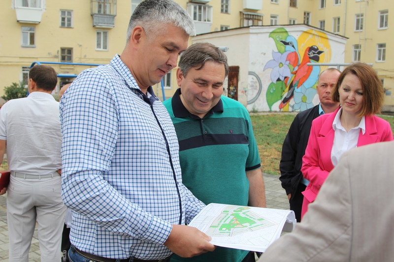 Областной Министр ЖКХ побывал в Каменске, а за городом смотрел, как строится Нижне-Сысертский водовод, который будет «поить» горожан