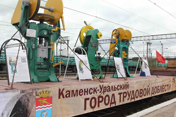 Каменские предприятия передали раритетные станки для музея на колесах