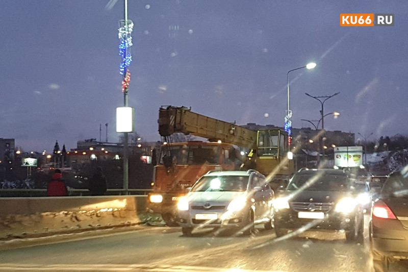 Грузовой автомобиль-кран ударил Тойоту на Байновском мосту в Каменске-Уральском: повреждения несильные, водители оформили европротокол