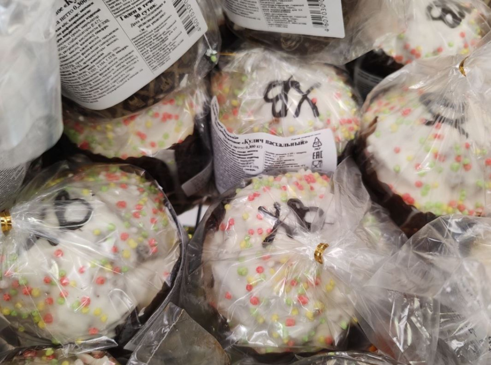 «Покупать или печь?»: Жители Каменска-Уральского сравнивают цены на куличи | В преддверии Пасхи уральцы сравнивают цены на куличи