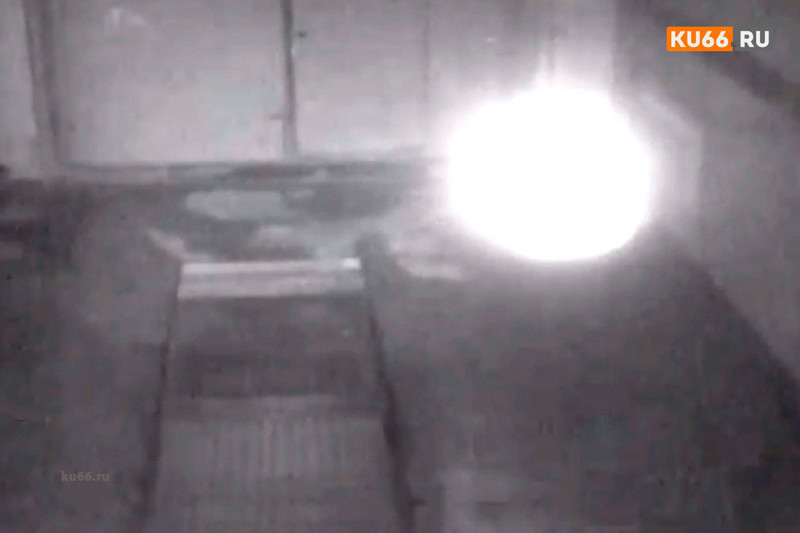 Шаровая молния? В автомойку в Каменске-Уральском на днях залетело нечто - в темноте просматривалось, при свете нет. Помогите найти разгадку!