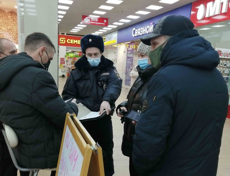 В торговых центра Каменска-Уральского вновь прошли проверки масочного режима и допуска по QR-кодам. Горожане привыкли с ограничениям...