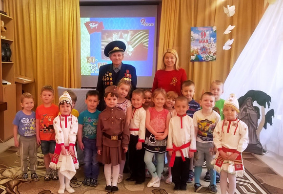 По-простому, но очень важно: к детям в садик в Каменске-Уральском пришел ветеран двух войн — отвечал на вопросы и рассказывал о себе