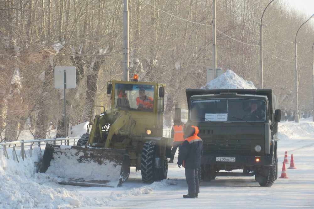 В Каменске-Уральском выпало столько снега, что коммунальщики с трудом пробились к полигонам, где его складируют, чтобы проторить дорогу...