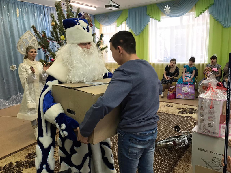 Мэр и чиновники почувствовали, каково это - быть Дедами Морозами и дарить радость воспитанникам детдома. Только на фото их почему-то нет...