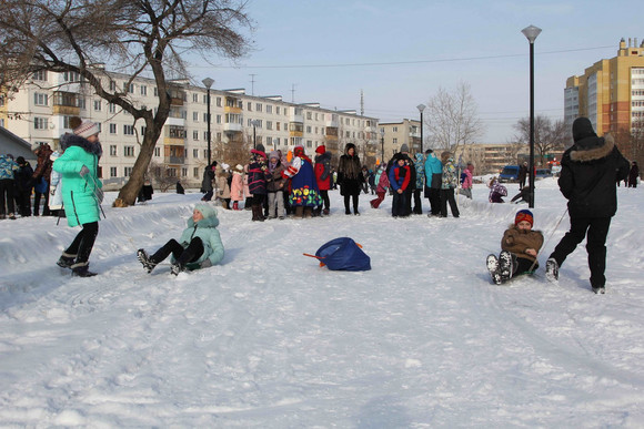 Бегали в мешках, под музыку перетягивали канат: в Тимирязевском парке Каменска-Уральского детвора и взрослые весело и шумно проводили зиму