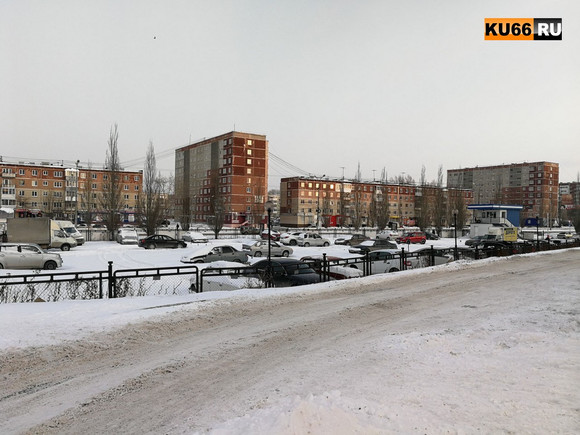 Оригинальный «подарок» на платной стоянке получила жительница Каменска-Уральского – на каблуках полчаса махала лопатой, чтобы забрать авто